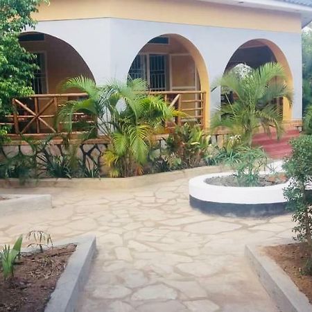 Lavic Country Resort Adjumani Экстерьер фото